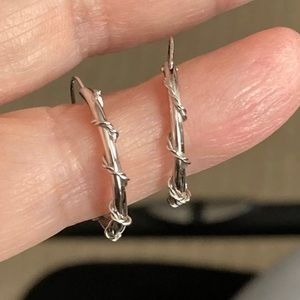 EARRINGS SILVER TONE.